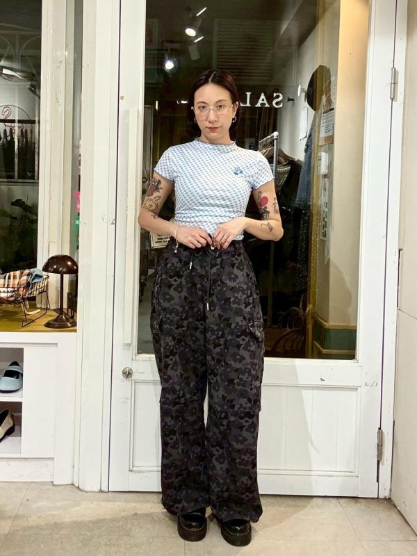 滿版花兩側翻蓋大口袋迷彩風格長褲 