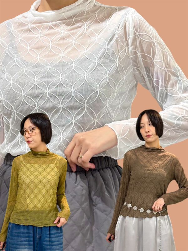 滿版立體窗花紋微高領透膚上衣 