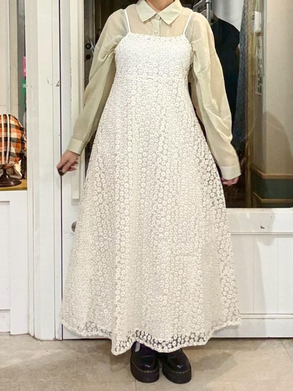 側拉鍊滿版刺繡小花吊帶背心洋裝 