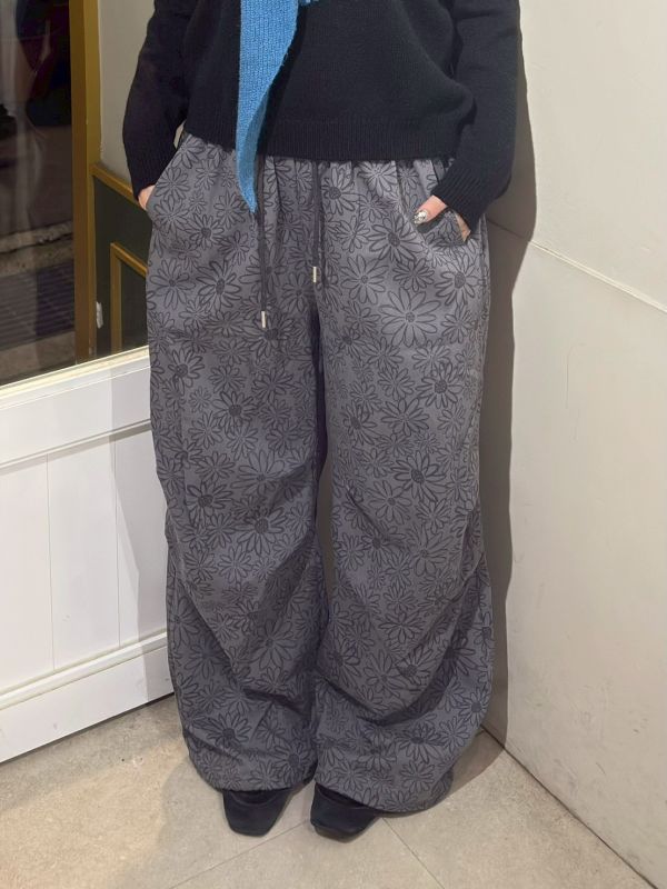 滿版花朵鬆緊腰抽繩打摺長褲 