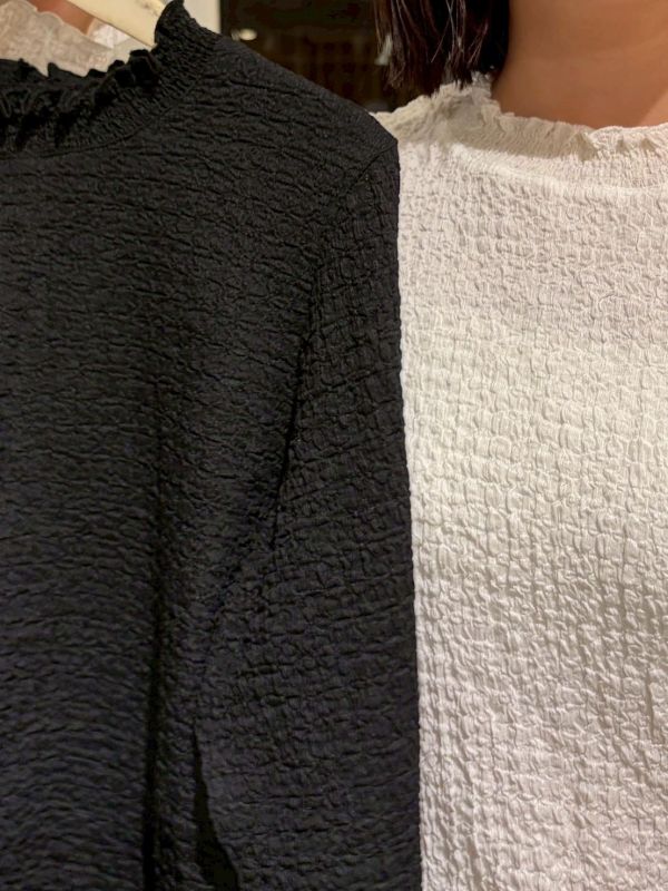 立體壓皺木耳邊長袖上衣 