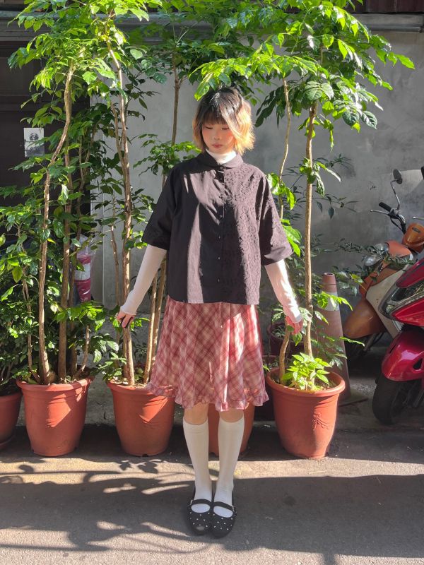 黑色立體花花織紋五分袖襯衫 