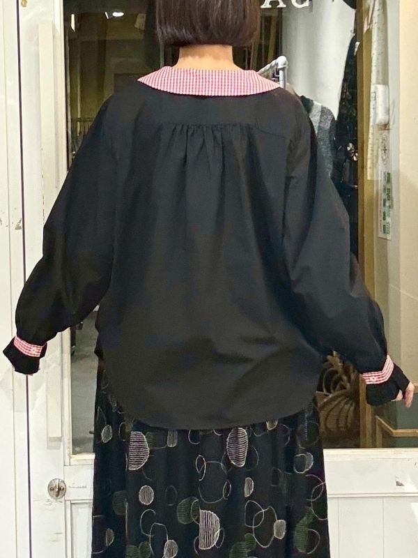 紅白細格拼接圓翻領黑色襯衫 