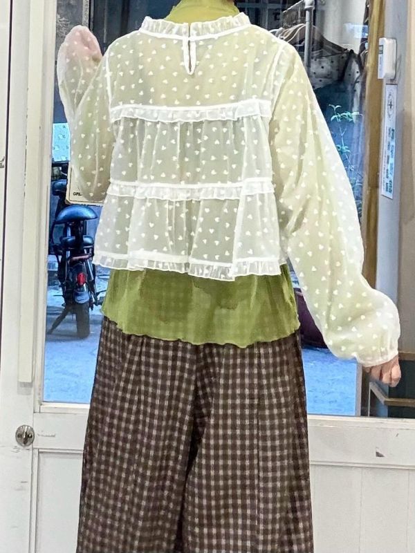 滿版愛心木耳寬領透膚短版長袖上衣 