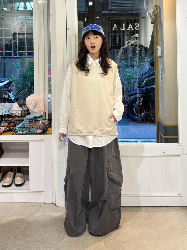 大口袋側開衩杏色背心 