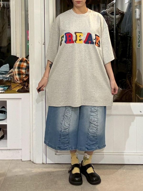 FREAK字母刺繡寬版tee 