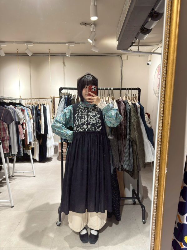 滿版圖騰皺皺彈力布拼接長袖上衣 