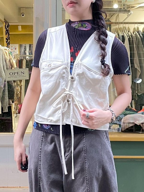 銅扣綁帶短版解構背心 