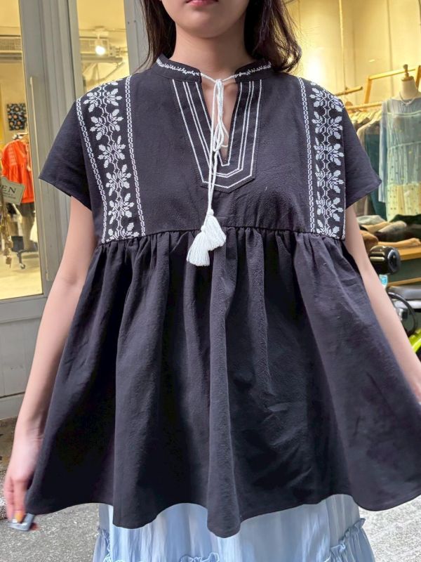 圖騰刺繡流蘇綁帶上衣 