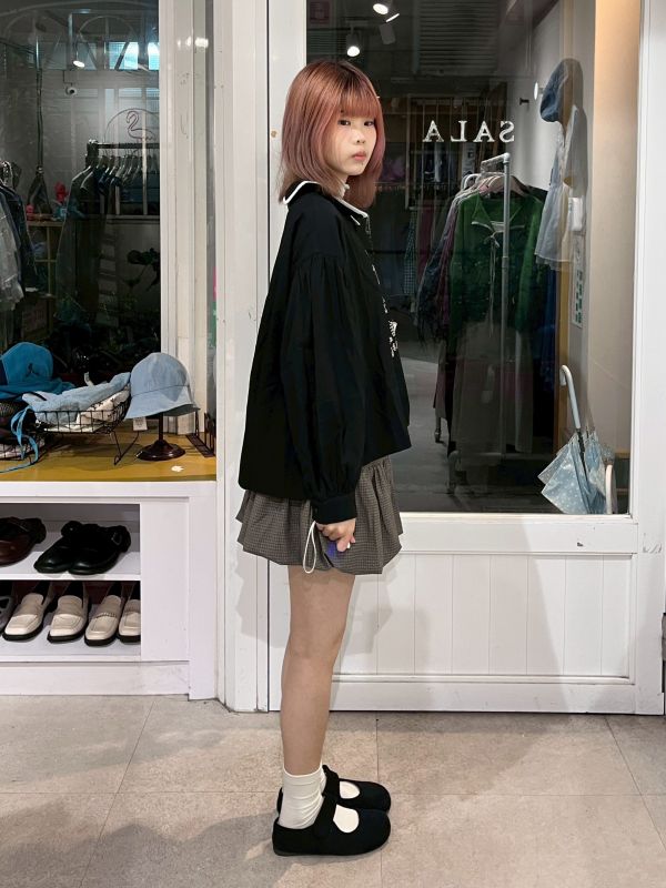 黑色翻領花草貓咪刺繡襯衫 