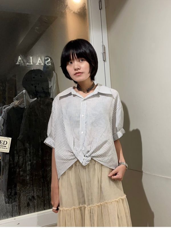 薄料單扭結圓弧擺前短後長反折短袖襯衫 