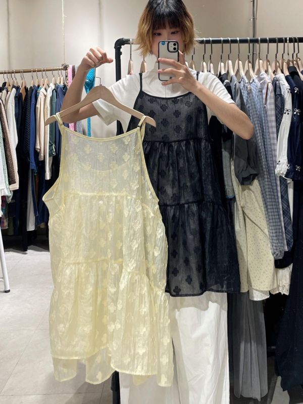 滿版小花光澤透紗吊帶背心 