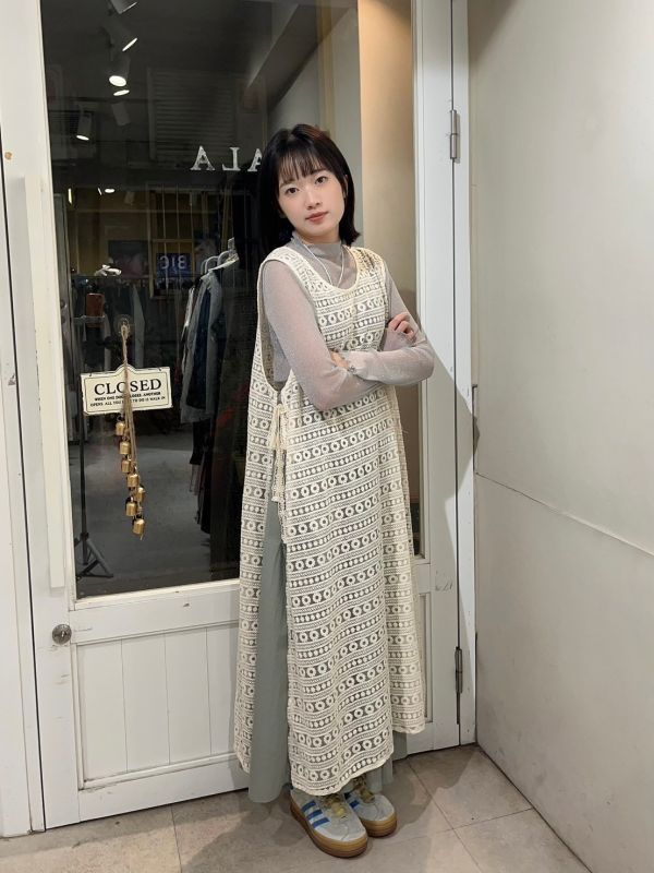 蕾絲刺繡側綁帶長版罩衫 