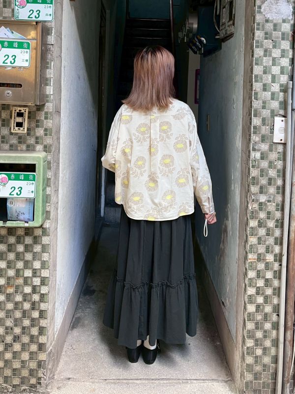 米色滿版立體花朵襯衫 