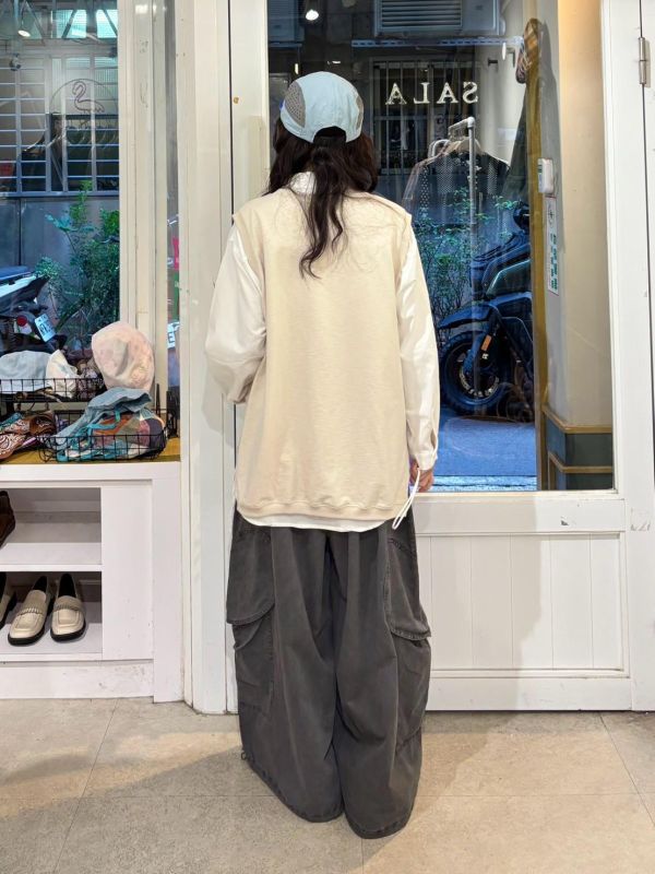 大口袋側開衩杏色背心 