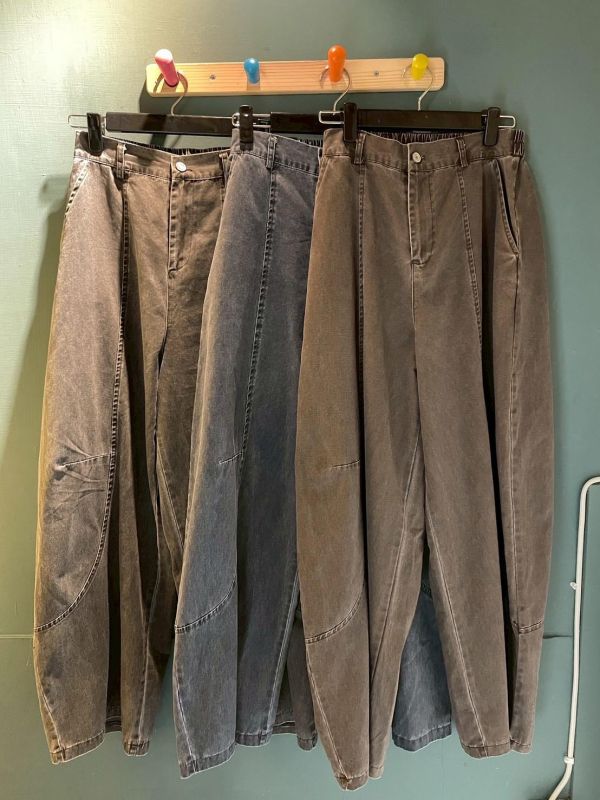 後口袋圓弧車線後鬆緊水洗彎刀褲 