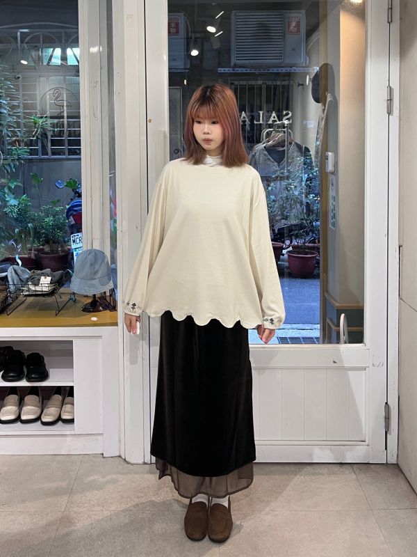 刺繡弧形花邊燈籠長袖上衣 