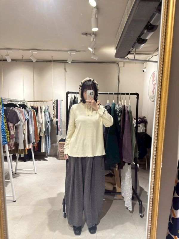 蕾絲撞色雙滾邊直條壓紋上衣 