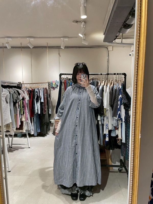 直條紋落肩燈籠袖排扣洋裝 
