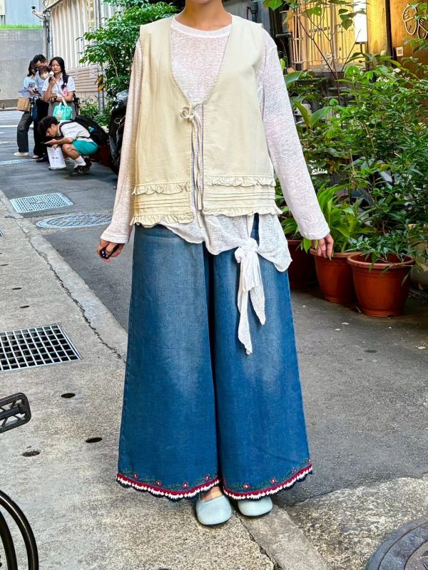 伸縮腰褲腳刺繡花滾邊九分牛仔寬褲 