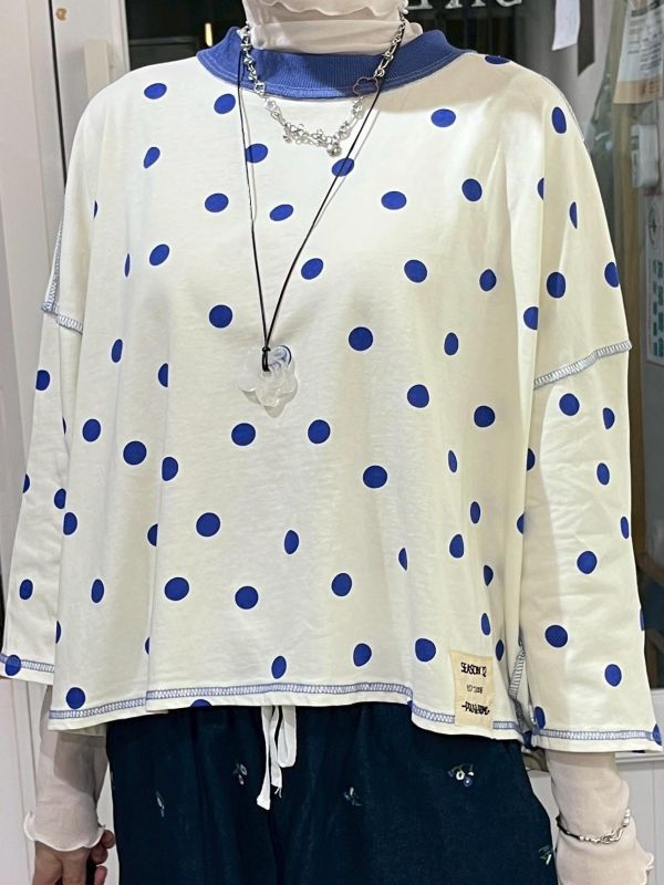 圓點反車線刺繡字母小標上衣 