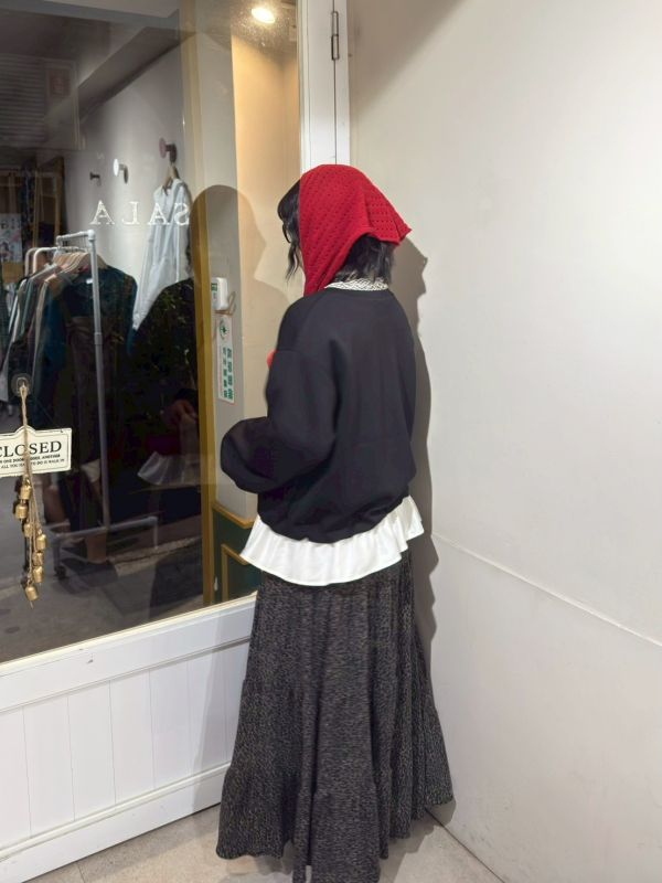 泡泡袖鬆緊袖口荷葉邊拼接下擺長袖上衣 