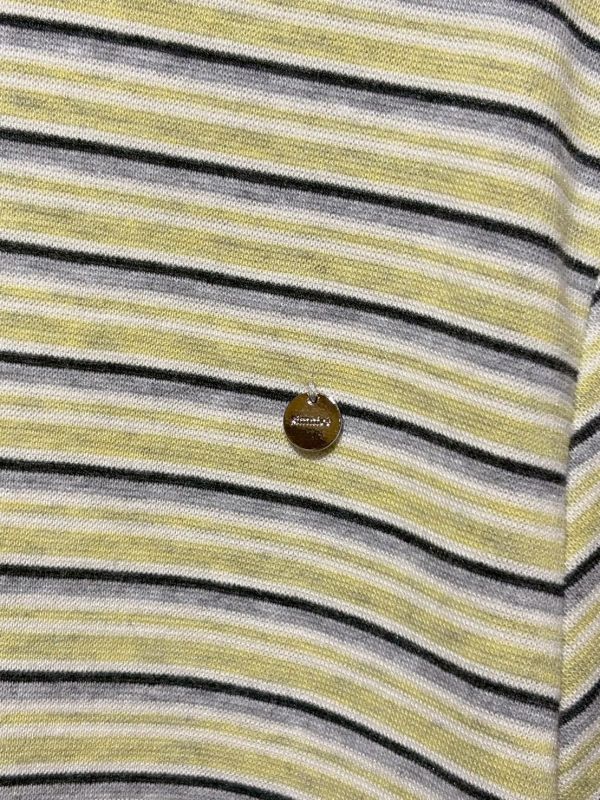 撞色橫紋胸前銀標上衣 