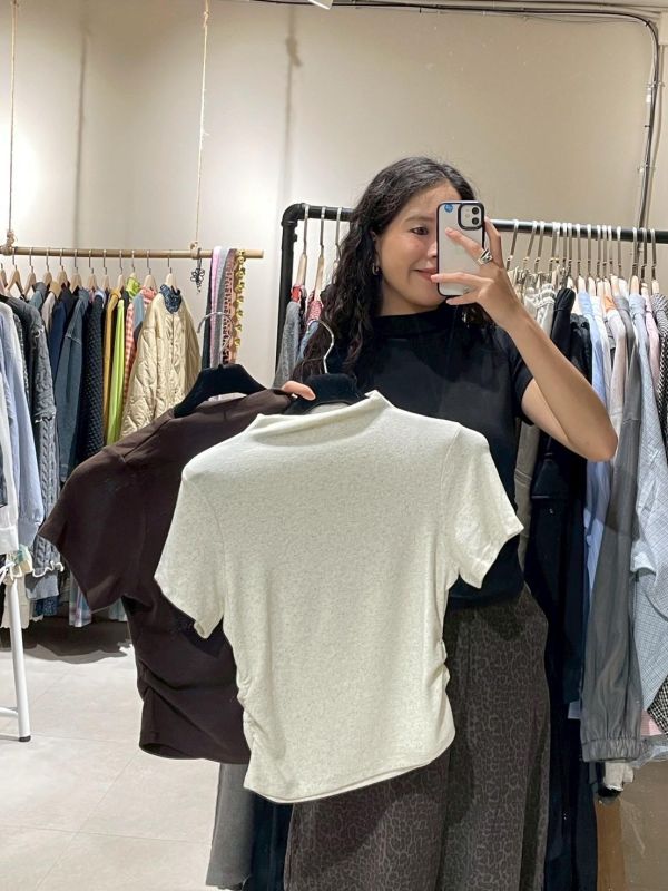 簡約素色微高領側抓皺合身短袖上衣 