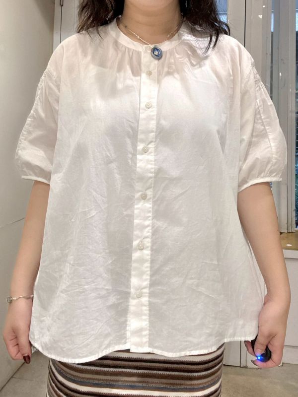 泡泡袖抓皺刺繡襯衫 