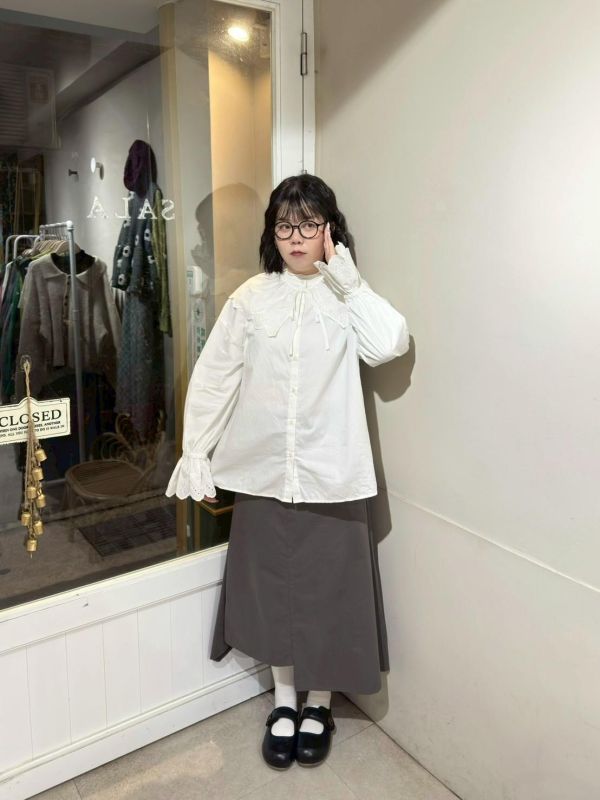 鏤空花瓣袖圓領襯衫附領片 