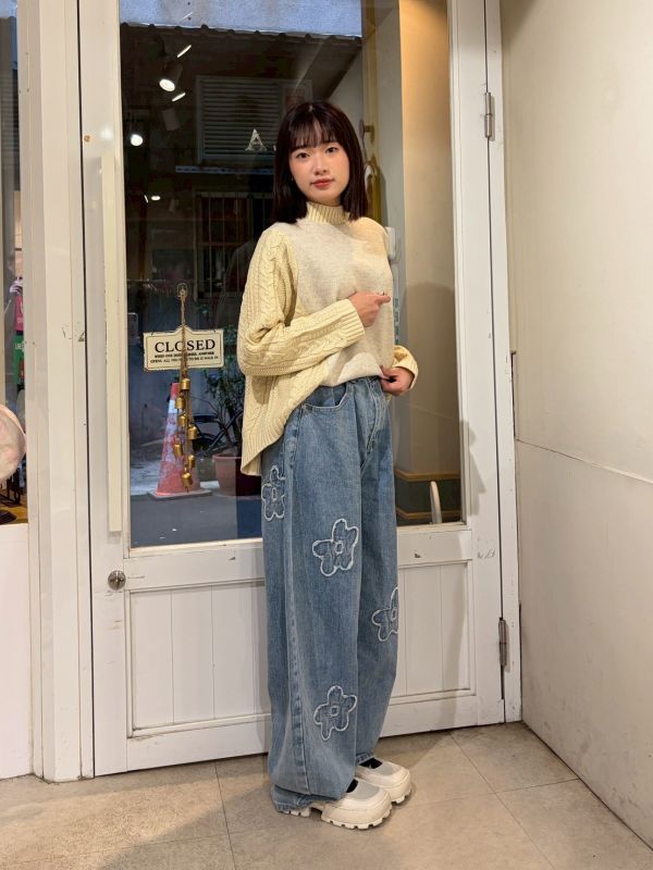 立體抽鬚花彎刀牛仔褲 