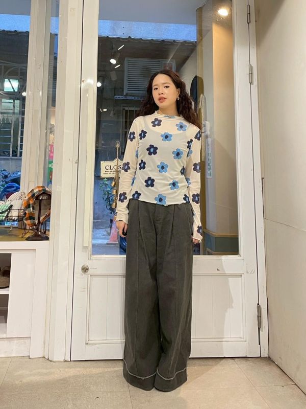 滿版撞色花朵透膚木耳捲邊上衣 