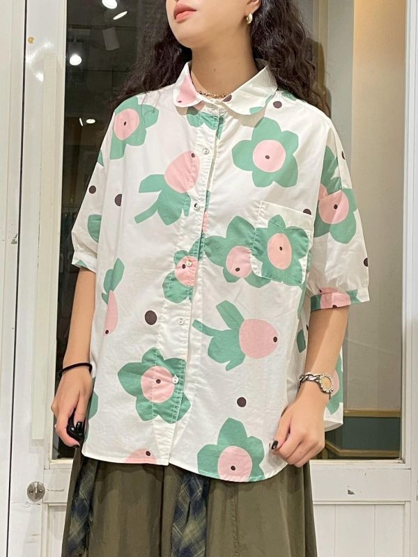 幾何撞色花朵落肩公主袖圓弧下擺前短後長翻領襯衫 