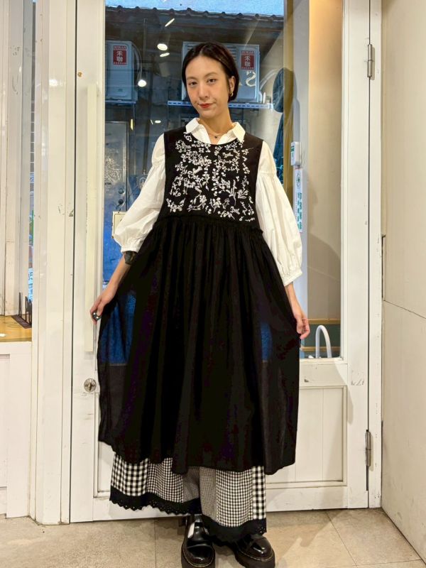刺繡兩側綁帶外罩洋裝 
