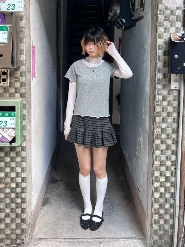 條紋蕾絲木耳滾邊短袖上衣 