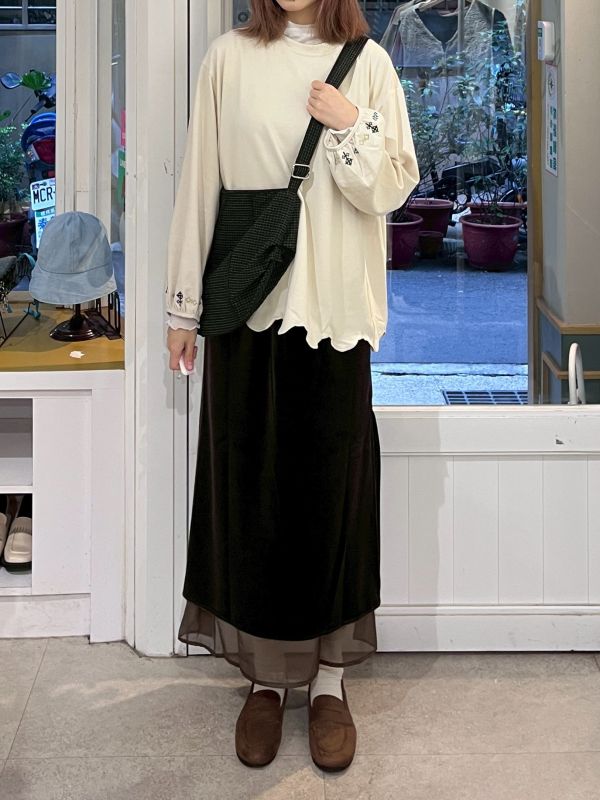 刺繡弧形花邊燈籠長袖上衣 