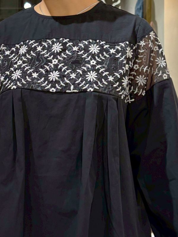 胸刺繡紗袖刺繡透紗拼接長袖娃娃上衣 