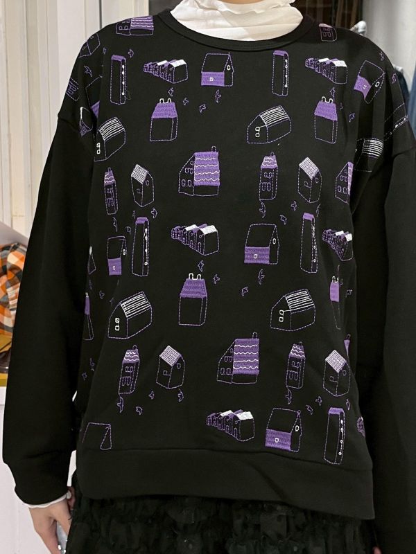 圓領房屋刺繡長袖上衣 