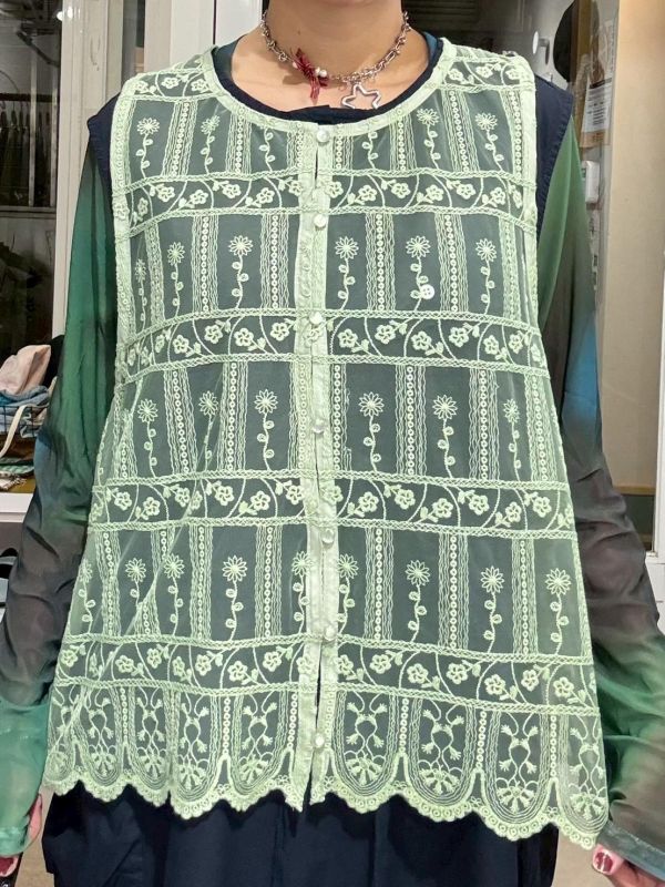 排扣滿版窗花刺繡蕾絲背心 