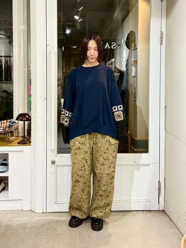 滿版花兩側翻蓋大口袋迷彩風格長褲 