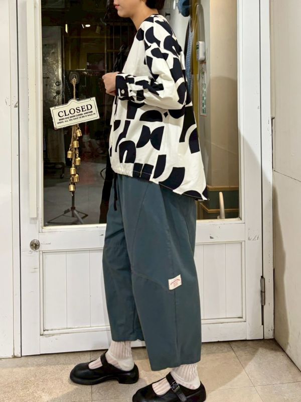 黑色滿版粗體色塊圓領下擺抽繩襯衫 