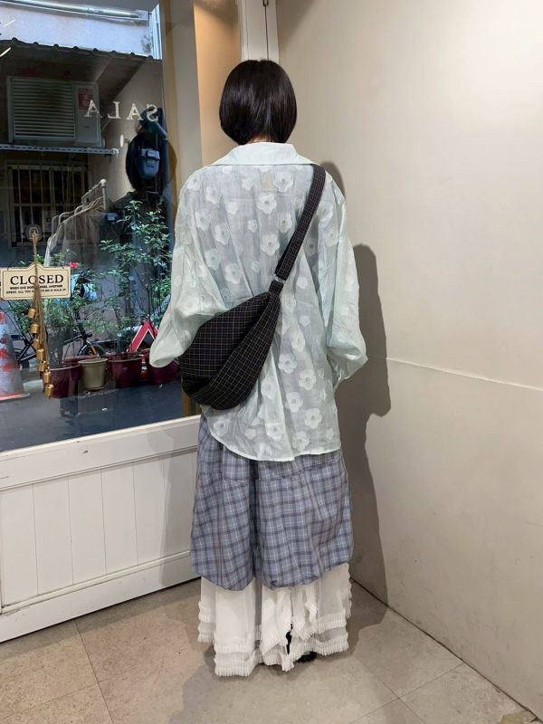 立體花壓紋前短後長雙口袋長袖襯衫 