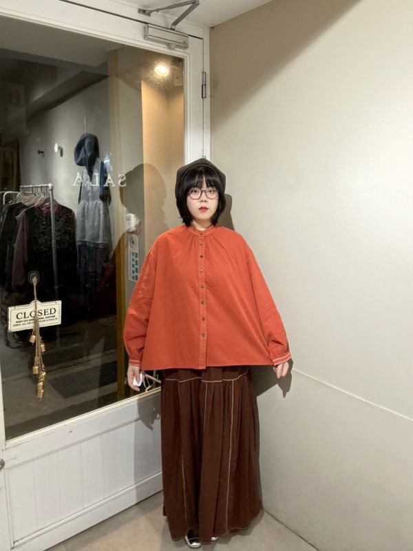 橘紅領口抓皺蕾絲拼接泡泡袖襯衫 