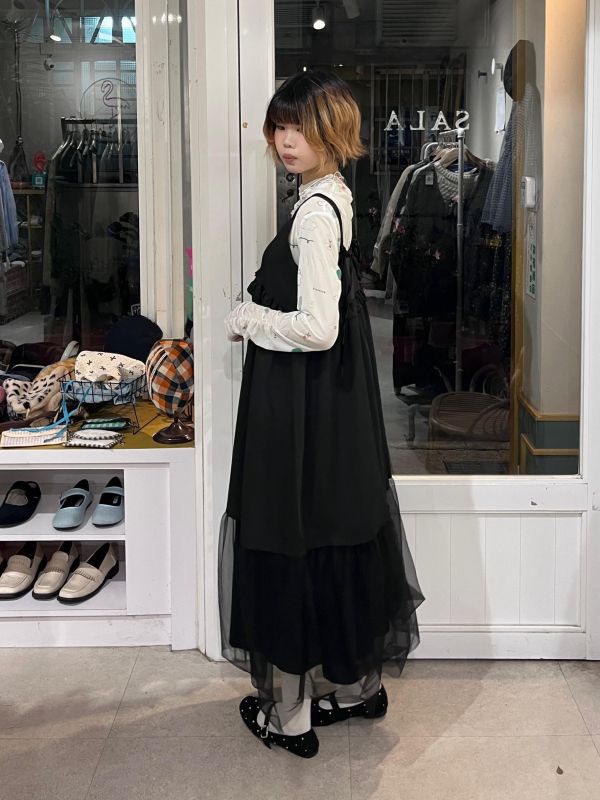 黑色花邊拼接紗紗吊帶洋裝 