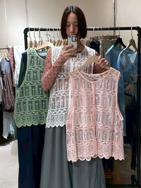 排扣滿版窗花刺繡蕾絲背心 