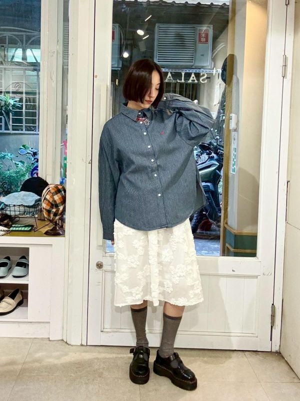 刺繡小愛心細條紋挺版牛仔襯衫 