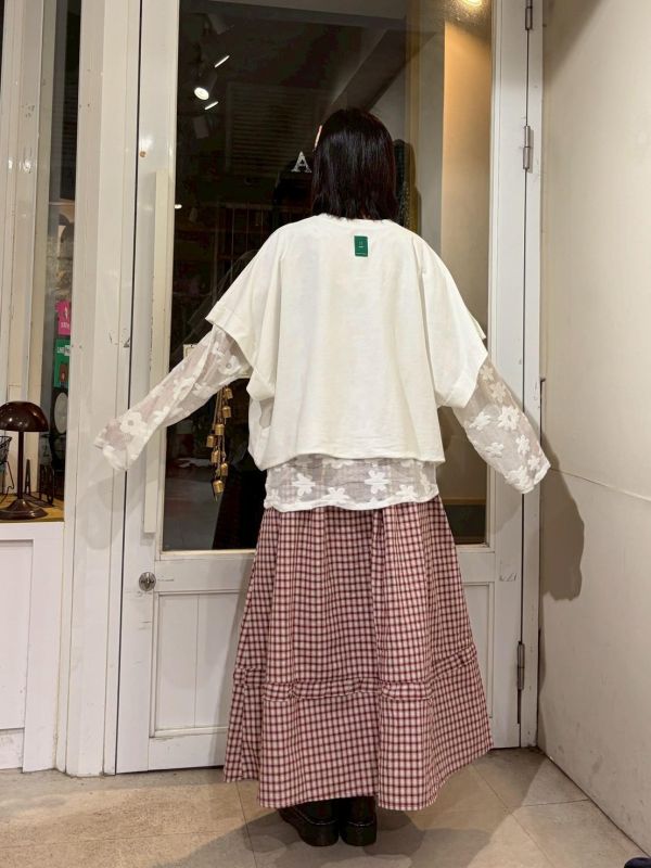 反折袖設計紅色桂冠刺繡小布標上衣 