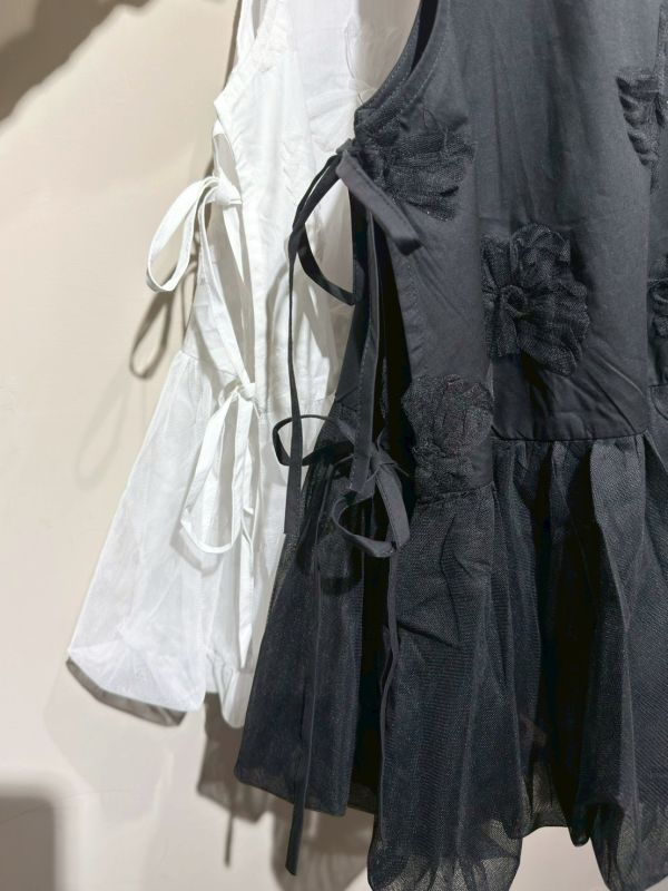 立體紗花朵刺繡拼接紗側綁帶背心 