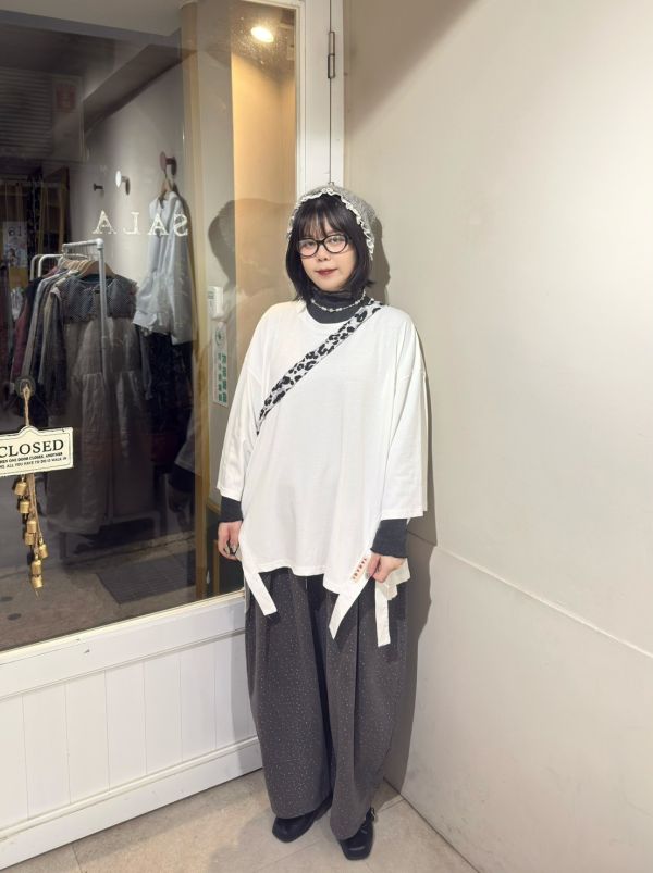 下擺大收邊開衩小布標九分袖上衣 