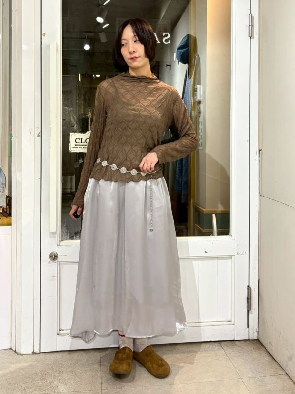 滿版立體窗花紋微高領透膚上衣 